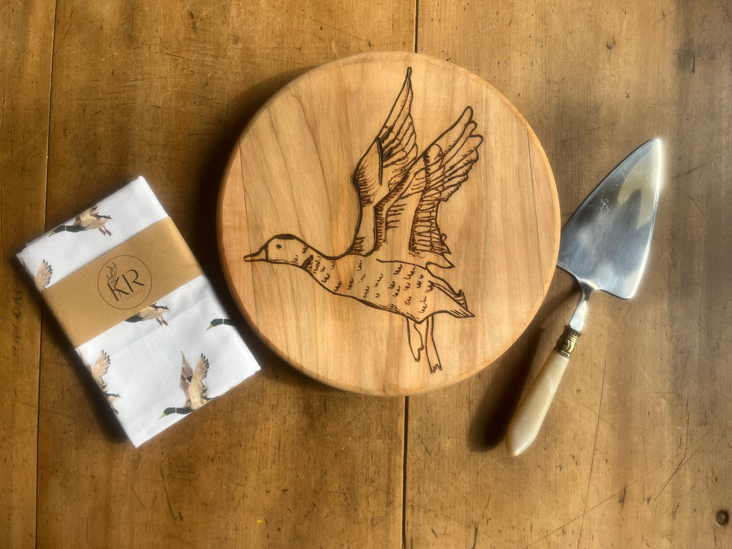 Round Macrocarpa Cake Board